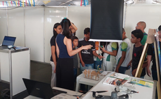 Imagem 4: As alunas e colaboradoras Laura Ferreira e Priscila Nascimento, apresentando a Incubadora de Tecnologia Social para os alunos visitantes do ensino fundamental durante o SINPETE 2024.