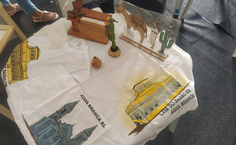 Imagem 2: Mesa expositora com o artesanato das Cooperativas de Água Branca, Delmiro Gouveia e Santana do Ipanema.
